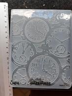 Sizzix embossing folder TIM HOLTZ ALTERATIONS KLOKKEN TIJD, Hobby en Vrije tijd, Kaarten | Zelf maken, Ophalen of Verzenden, Zo goed als nieuw