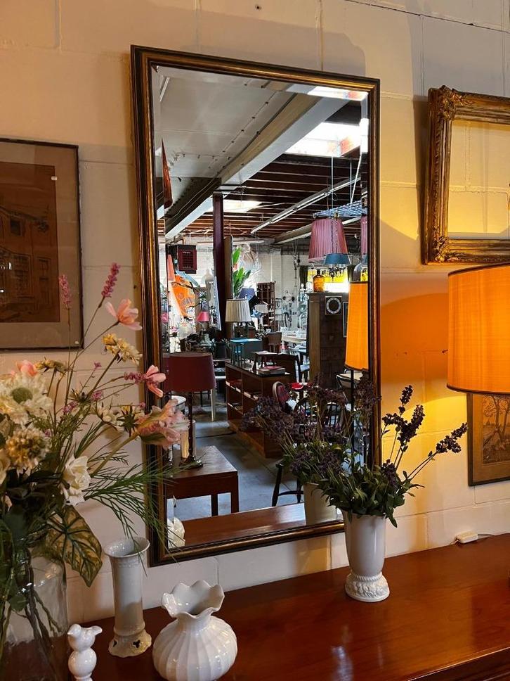 15) Grote wandspiegel in een klassieke lijst., Huis en Inrichting, Woonaccessoires | Spiegels, Zo goed als nieuw, 50 tot 75 cm
