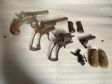 Set 2 van 3 Penvuur Revolvers 7 mm voor Restauratie beschikbaar voor biedingen