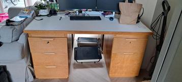 Eiken bureau met twee bureauladekasten beschikbaar voor biedingen