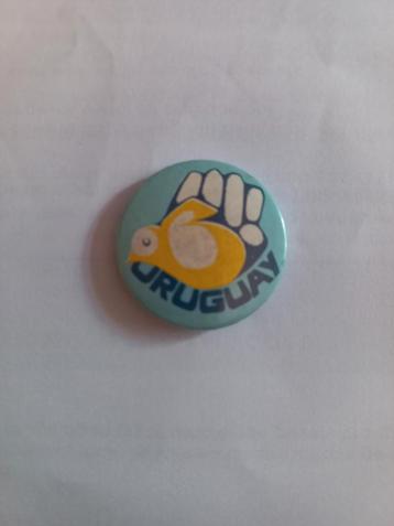 Vintage Uruguay Button beschikbaar voor biedingen