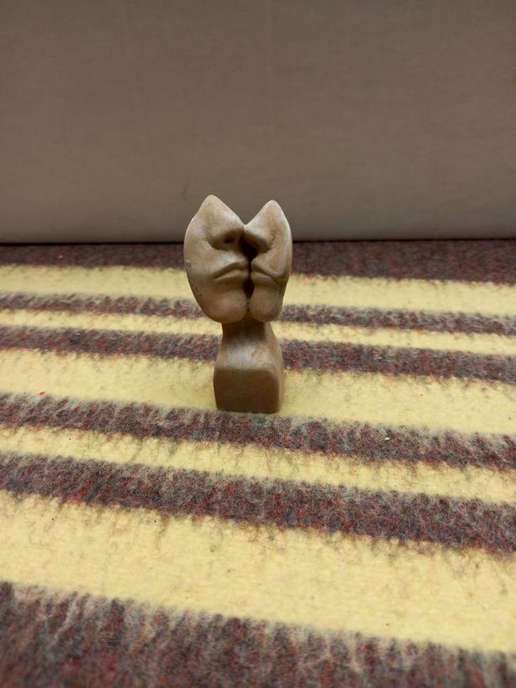 Vintage beeldje van de KUS gesigneerd met HK., Verzamelen, Beelden en Beeldjes, Gebruikt, Mens, Ophalen of Verzenden