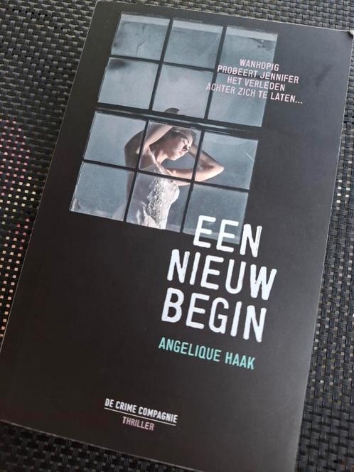 Angelique Haak - Een nieuw begin, Boeken, Thrillers, Zo goed als nieuw, Nederland, Ophalen of Verzenden