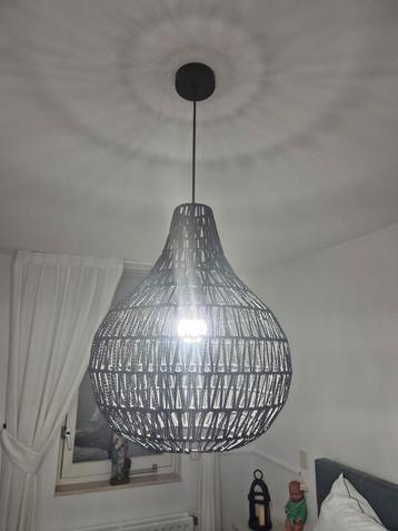 Mooie zwarte rotan hanglamp beschikbaar voor biedingen