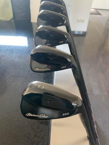 Mizuno pro 225 limited black beschikbaar voor biedingen