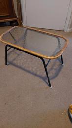 Vintage glazen salontafel met rotan rand, Huis en Inrichting, Tafels | Salontafels, Ophalen, Gebruikt, 50 tot 100 cm, 100 tot 150 cm