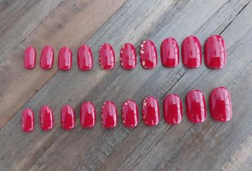 Rode Press-on Nagels met Gouden Flakes beschikbaar voor biedingen
