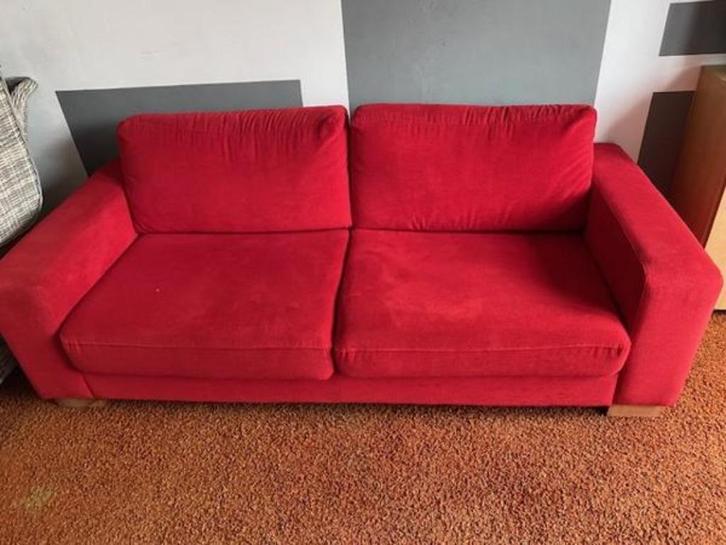 Knal Rode stoffen 2- zitsbank, zit geweldig, Huis en Inrichting, Banken | Sofa's en Chaises Longues, Gebruikt, Tweepersoons, 150 tot 200 cm