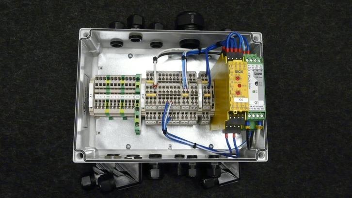 Schakelkast met SICK veiligheidsrelais & PULS voeding, Hobby en Vrije tijd, Elektronica-componenten, Nieuw, Ophalen