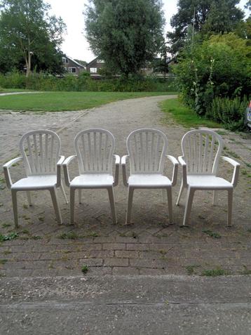  4 Grosfillex wit kunststof tuinstoelen -stapelbaar - beschikbaar voor biedingen