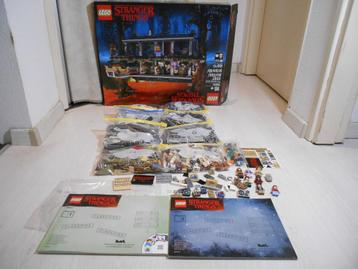 Lego 75810 Stranger Things Compleet met bedrukte stenen beschikbaar voor biedingen