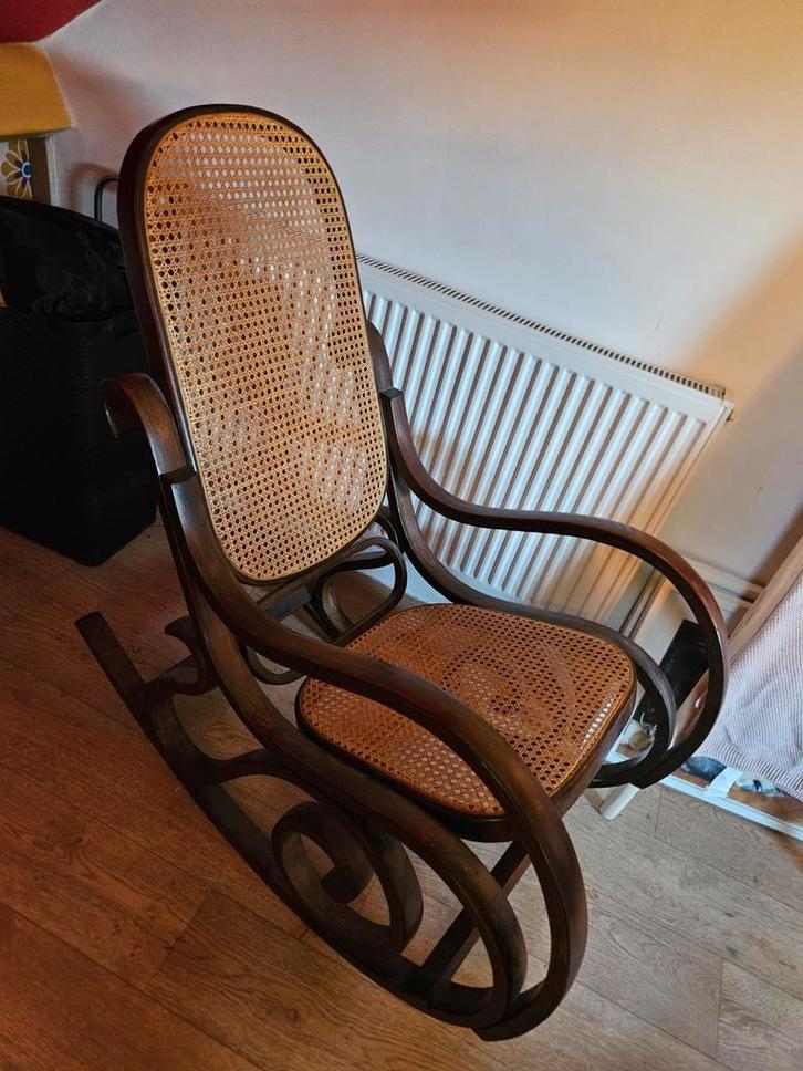 Vintage schommelstoel met tafeltje (Thonetstijl), Antiek en Kunst, Antiek | Meubels | Stoelen en Banken, Ophalen
