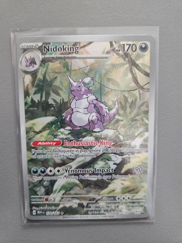 Nidoking 174/165 - Pokémon 151, Hobby en Vrije tijd, Verzamelkaartspellen | Pokémon, Zo goed als nieuw, Losse kaart, Foil, Ophalen of Verzenden
