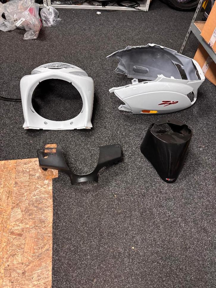 Piaggio zip kappenset SP wit, Fietsen en Brommers, Brommeronderdelen | Scooters, Zo goed als nieuw, Piaggio, Kap, Ophalen of Verzenden