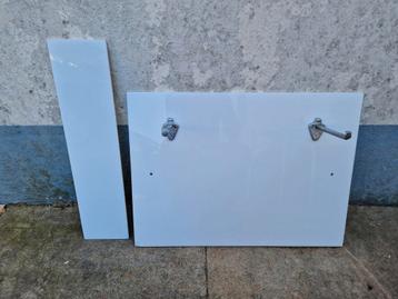 Wastafel achterwand met planchet uit jaren 30 huis beschikbaar voor biedingen