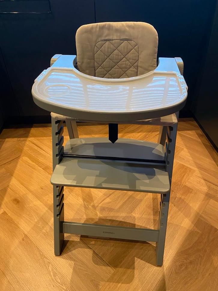 Kidsmill Up! Groene Kinderstoel + Newborn Set, Kinderen en Baby's, Kinderstoelen, Gebruikt, Meegroeistoel, Aanschuifbaar, Afneembaar eetblad