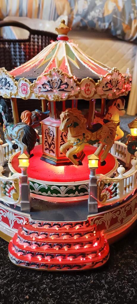 Kerstdorp kermis draaimolen carousel kerst kersthuisjes, Diversen, Kerst, Gebruikt, Ophalen