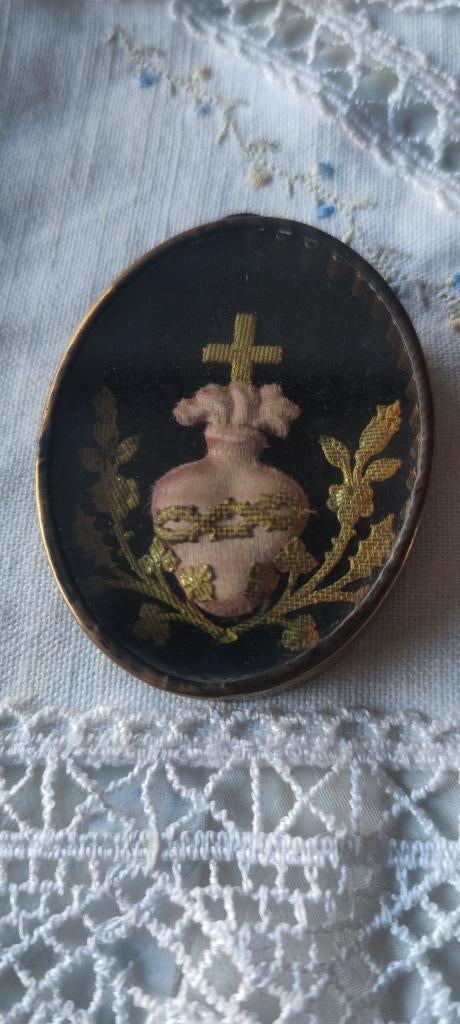 126 medaillon Agnus Dei achter glas 1835, Antiek en Kunst, Verzenden