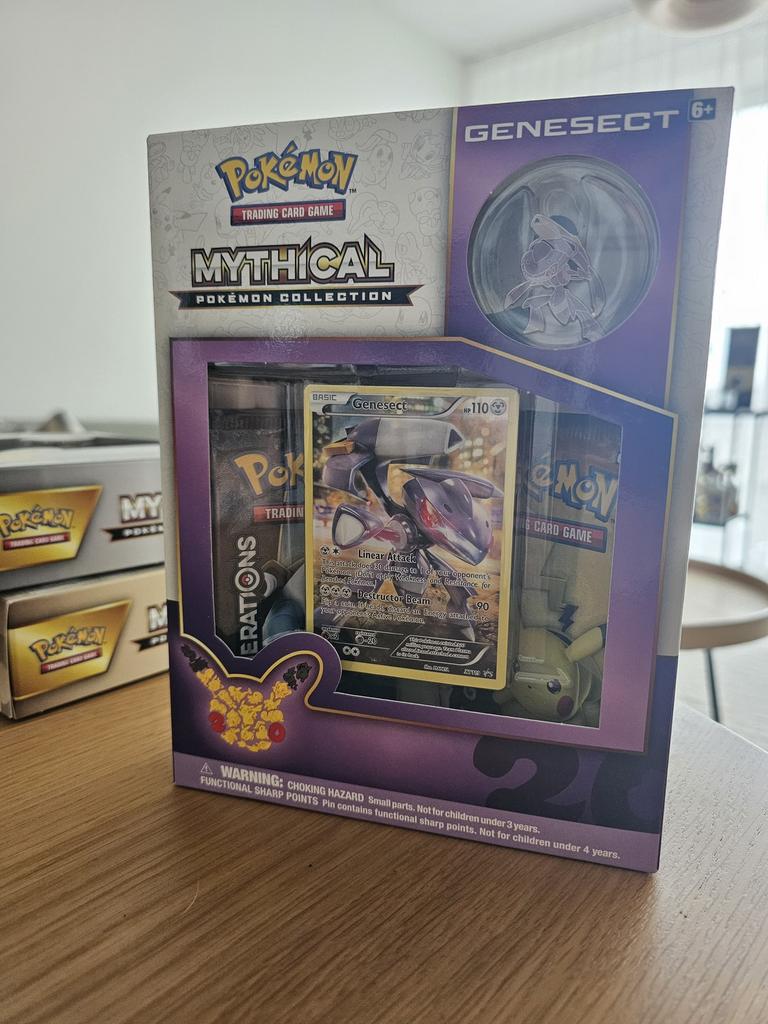 Pokémon Mythical Pokémon Collection – Genesect (Sealed), Ophalen of Verzenden, Nieuw, Boosterbox, Foil