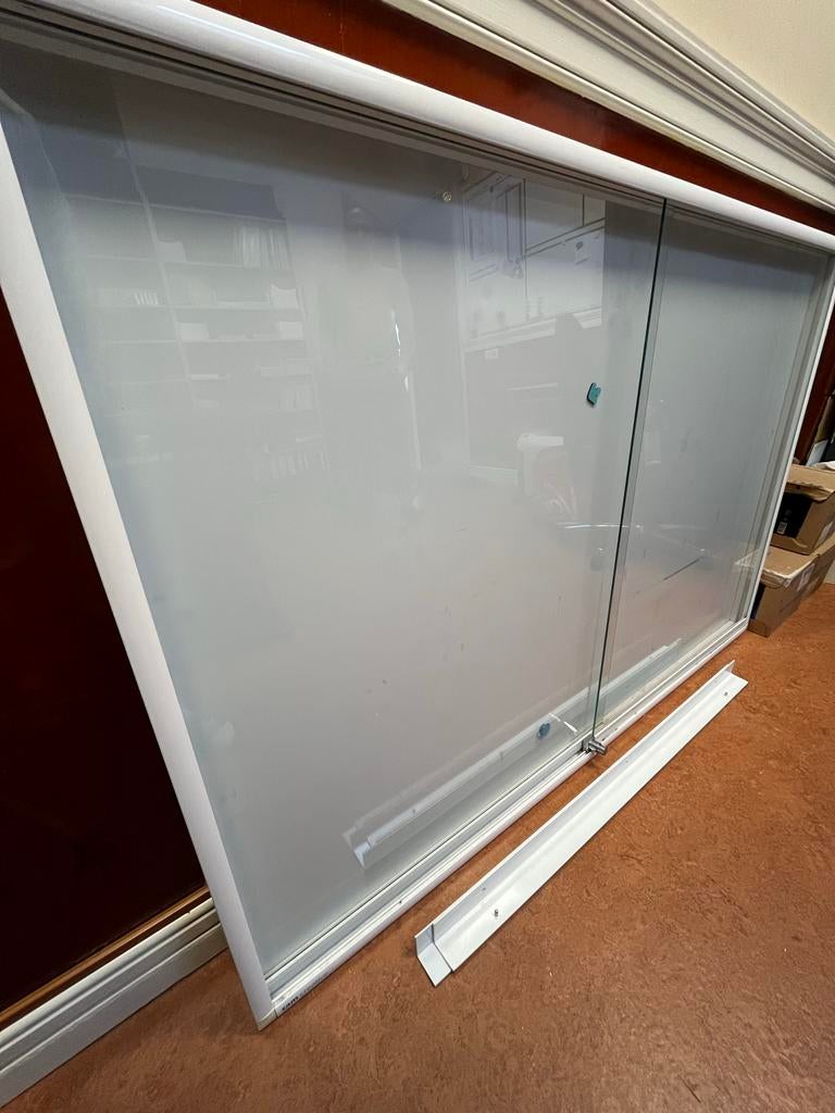 Vitrinekast / Publicatiebord met schuifdeuren, Huis en Inrichting, Kasten | Vitrinekasten, Ophalen, Gebruikt, 100 tot 150 cm, Glas