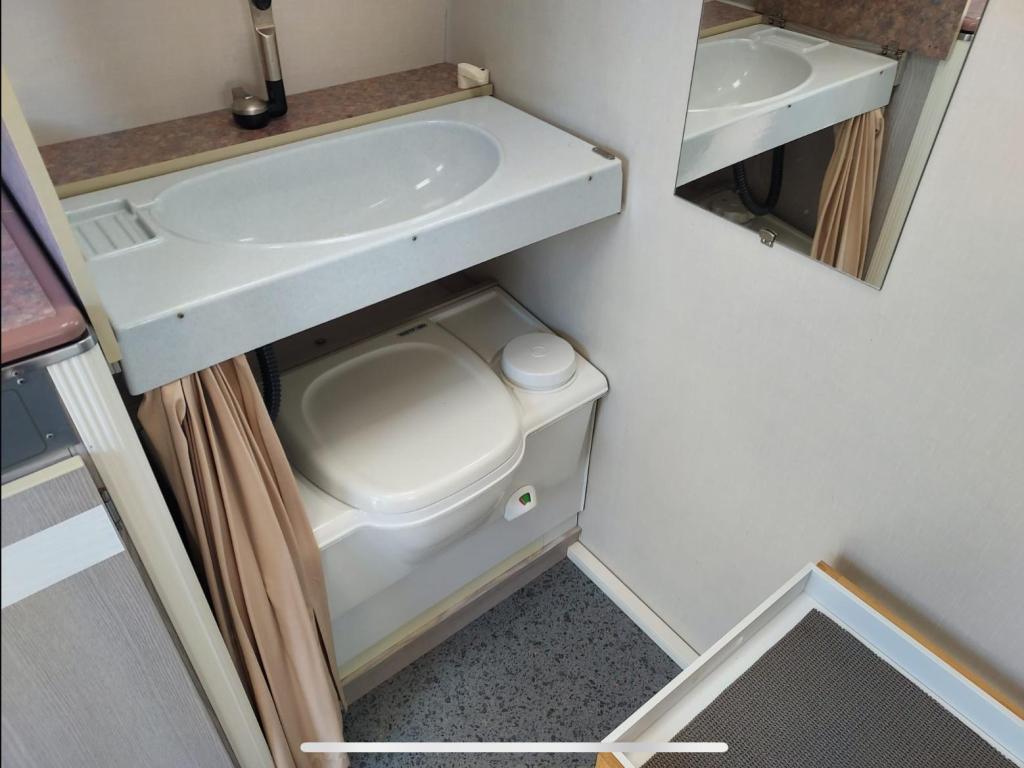 Kip Kompakt 37 MK CASSETTE TOILET, LUIFEL, Niet ingevuld, Standaardzit, Luifel, Kip