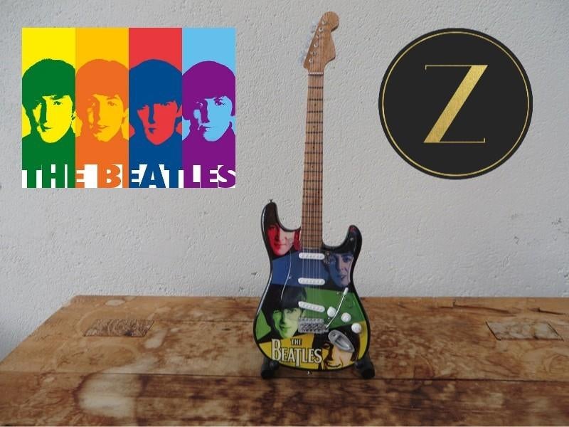 Miniatuur Gitaar The Beatles Stratocaster Tribute, Ophalen of Verzenden, Nieuw, Pop, Beeldje of Miniatuur