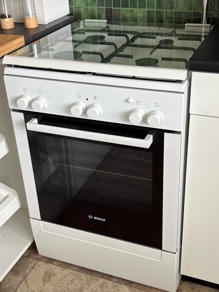 Nette BOSCH Gasfornuis + Oven Combi Vrijstaand Wit, Ophalen, 4 kookzones, Zo goed als nieuw, Gas