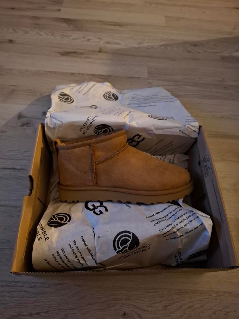 Uggs nieuw in doos, maat 36, Kleding | Dames, Schoenen, Ophalen, UGG, Bruin, Lage of Enkellaarzen