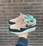Nike Air Max 1 Desert Black Green Glow, Kleding | Dames, Schoenen, Overige kleuren, Ophalen of Verzenden, Sneakers of Gympen, Zo goed als nieuw