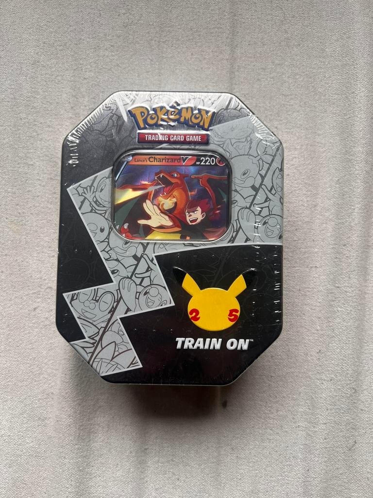 Celebrations Lance’s Charizard tin Pokémon, Hobby en Vrije tijd, Verzamelkaartspellen | Pokémon, Ophalen of Verzenden, Nieuw
