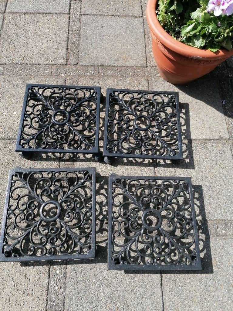 4 plantentrolley's. 29 bij 29 cm. Ijzer, Ophalen, Gebruikt