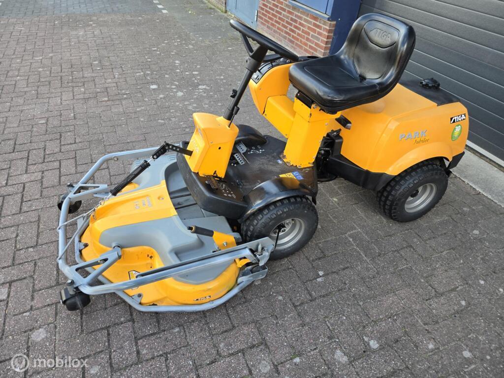 Zitmaaier  stiga park jubilee 2 cilinder  frontmaaier, Ophalen, Zo goed als nieuw, Mulchfunctie