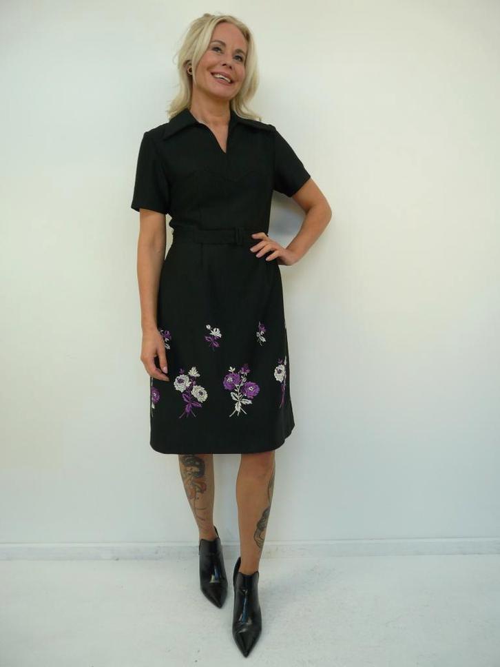 *Abfab Vintage Zwarte 70's Jurk met Geborduurde Bloemen 42*, Kleding | Dames, Jurken, Zo goed als nieuw, Maat 42/44 (L), Zwart