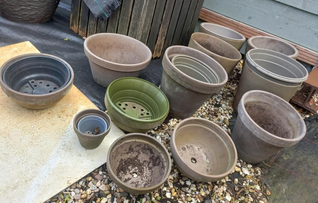 12 Grey ongeglazuurde terracotta buiten potten + 10 plastic, Ophalen, Rond, Minder dan 25 cm, Minder dan 40 cm