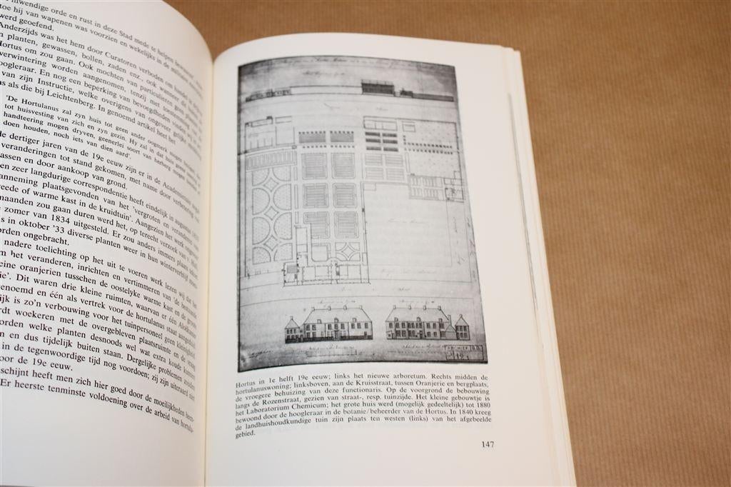 In en om een botanische tuin. Hortus Groninganus, 1626-1966., Ophalen of Verzenden, Gelezen