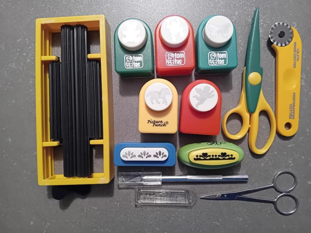 ponsen, kartelschaar, ribbelapparaat en snijmesje (z.g.a.n.), Ophalen of Verzenden, Zo goed als nieuw, Overige thema's, Pons of Mal