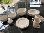 Wit servies met subtiele streepjes - Compleet, Keramiek, Ophalen of Verzenden, Zo goed als nieuw, Effen