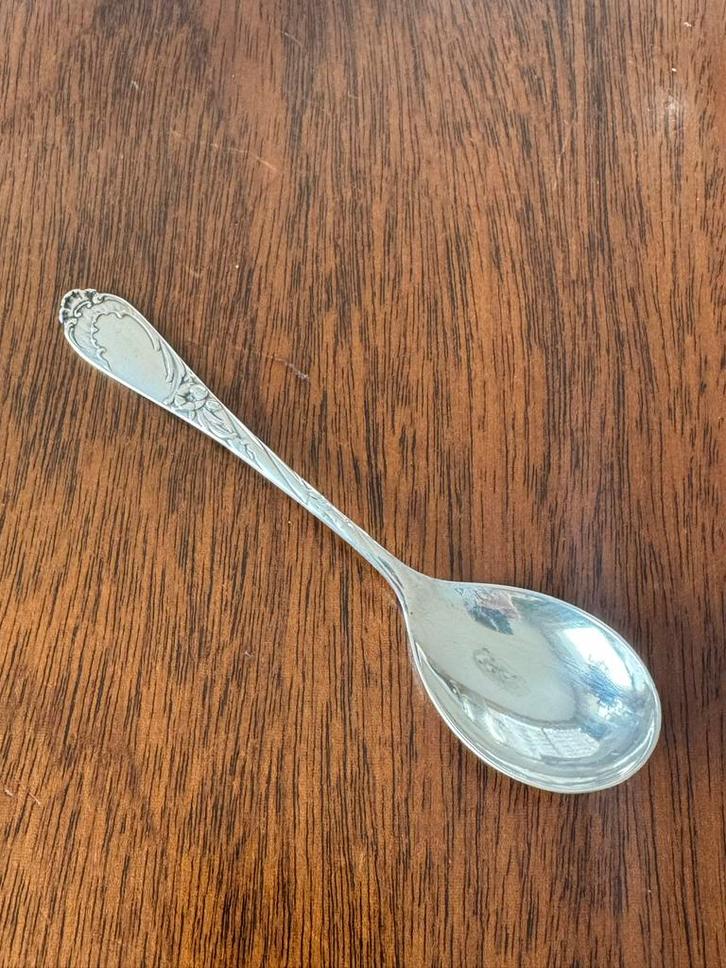 Zilveren lepel met bloemmotief, gemerkt 880, Antiek en Kunst, Antiek | Bestek, Ophalen of Verzenden