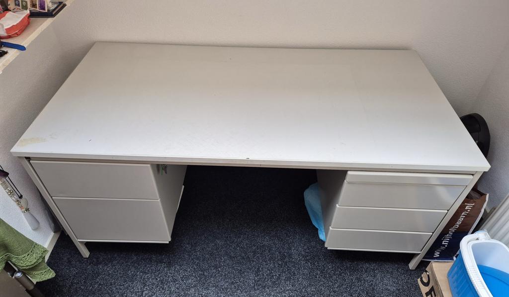 Stevig bureau met ladeblokken, Huis en Inrichting, Ophalen of Verzenden, Gebruikt, Bureau