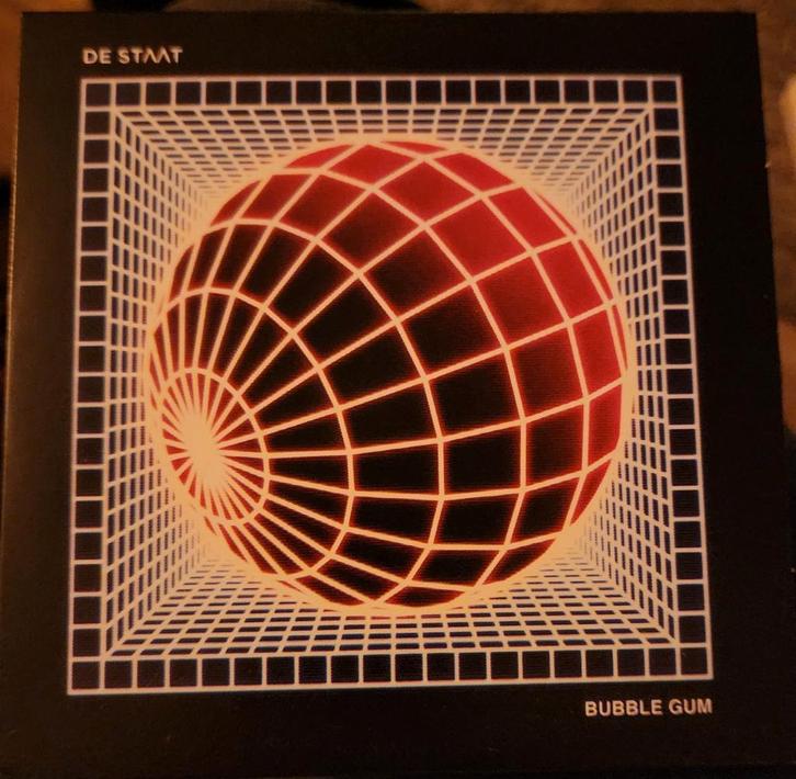 CD De Staat 2019 Bubble Gum Mooi Cardboard cover, Cd's en Dvd's, Cd's | Rock, Zo goed als nieuw, Ophalen of Verzenden