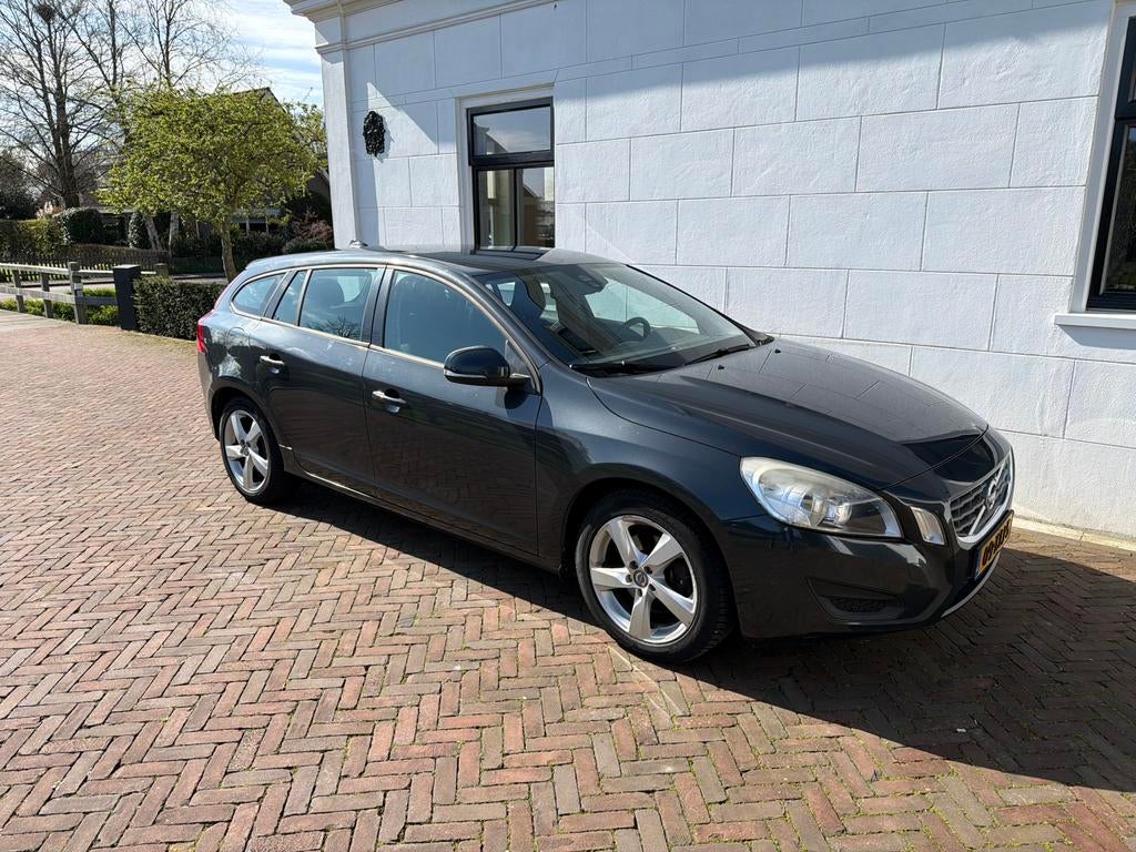 Volvo V60 T3 150pk Kinetic Automaat, Auto's, Stof, 4 cilinders, 150 pk, 1451 kg