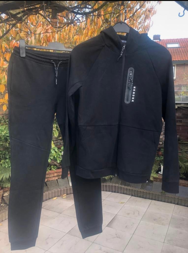 Nik&Nik 2 delige zwarte hoody vest met rits mt 176/16 zgan, Kinderen en Baby's, Kinderkleding | Maat 176, Ophalen of Verzenden