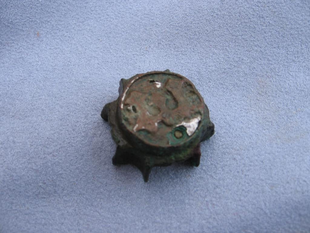 Stempel tafel met zilver inleg - 7e , 11e eeuw - bodemvondst, Antiek en Kunst, Antiek | Koper en Brons, Ophalen of Verzenden, Brons