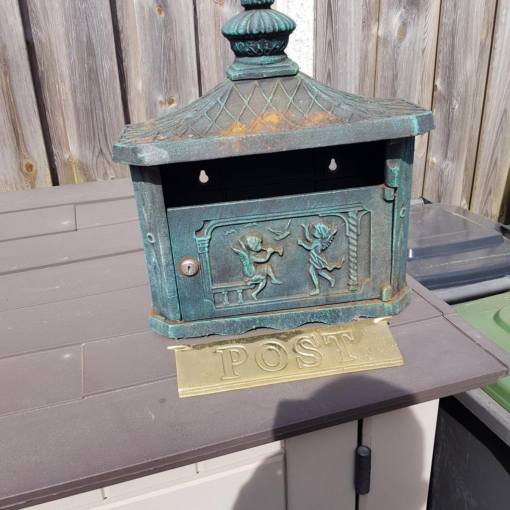 Gietijzeren brievenbus met koperen klep. Geen sleutel, Tuin en Terras, Brievenbussen, Ophalen, IJzer