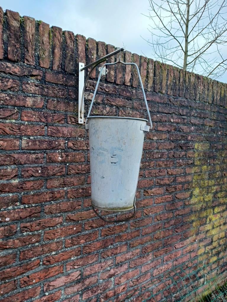 Oude zinken emmer aan muurbeugel (brandweer emmer), Ophalen of Verzenden, Gebruikt, Zink, Met handgreep