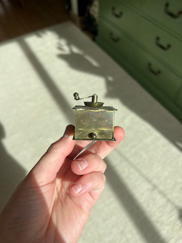 Miniatuur koffiemolen messing, Gebruikt, Ophalen of Verzenden, Kleiner dan 17, Dame