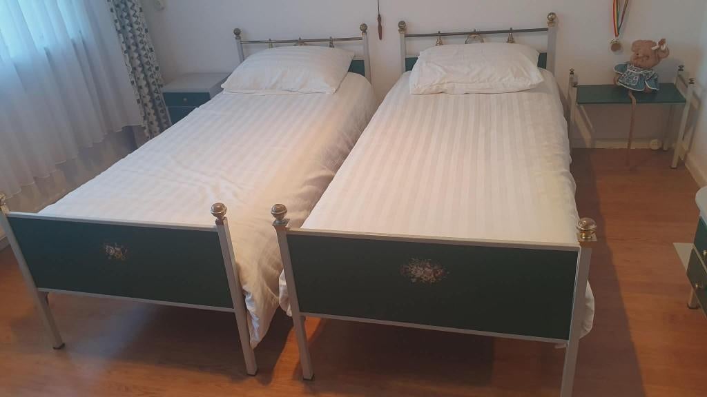 Te koop jaren 70 kinder slaapkamer met 2 bedden metaal, Ophalen, Gebruikt, Eenpersoons, Vintage