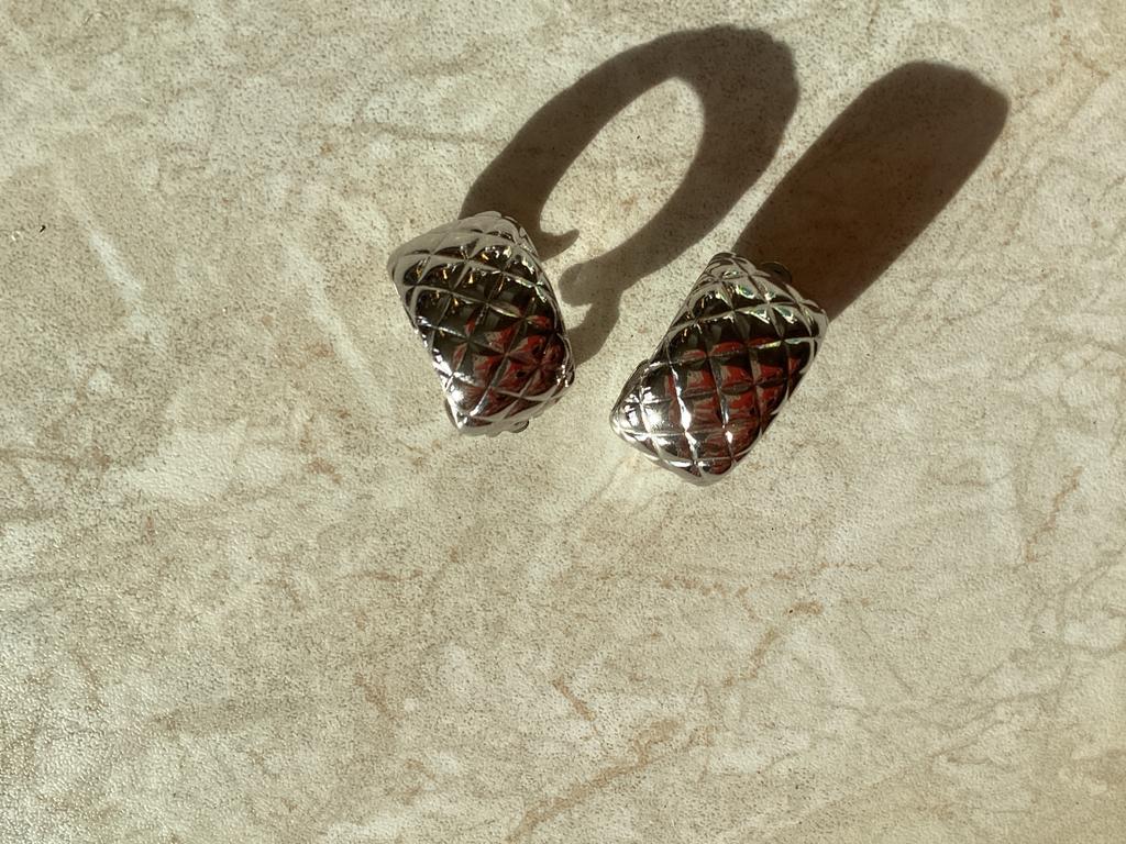 Oorclips zilverkleurig, Ophalen of Verzenden, Zo goed als nieuw, Zilver, Overige materialen