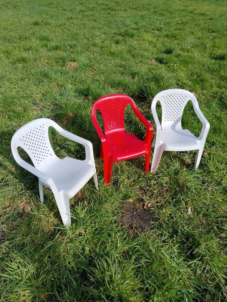 3x kinder tuinstoeltjes kunststof rood en wit, Tuin en Terras, Tuinstoelen, Zo goed als nieuw, Kunststof, Stapelbaar, Ophalen