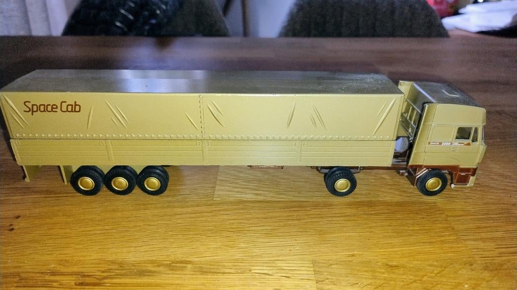 DAF 3300 Spacecab vrachtwagen schaalmodel goud 1:50, Hobby en Vrije tijd, Modelauto's | 1:50, Ophalen of Verzenden, Gebruikt, Bus of Vrachtwagen